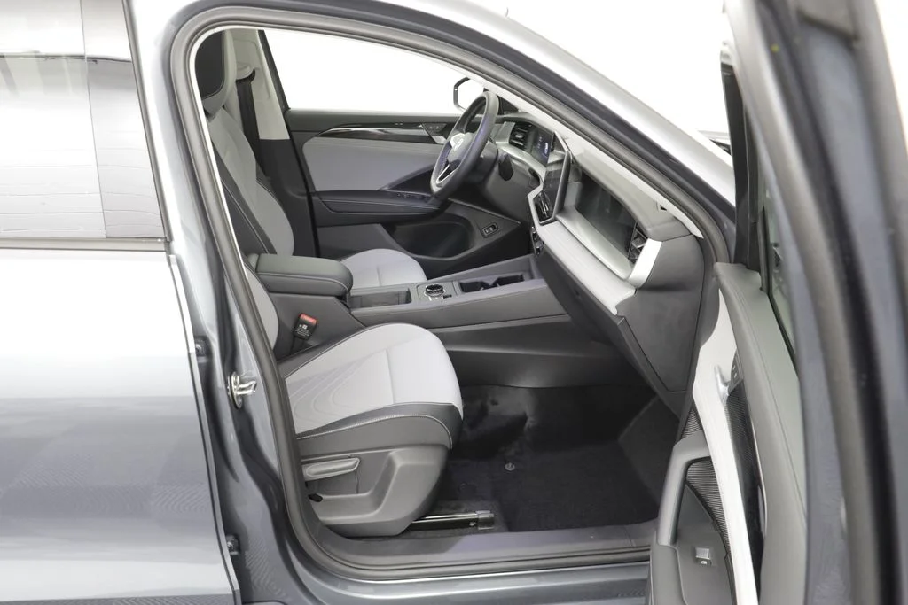 New 2026 Platinum Grey Volkswagen 2.0T SE image 20