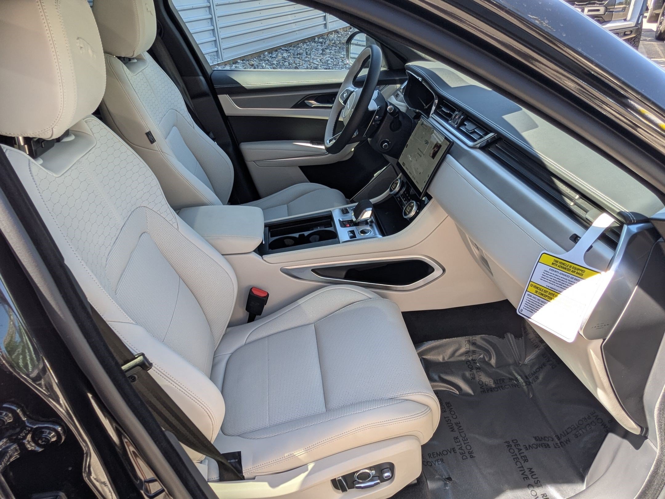 New 2026 Santorini Black JAGUAR  P400 R-DYNAMIC S image 32