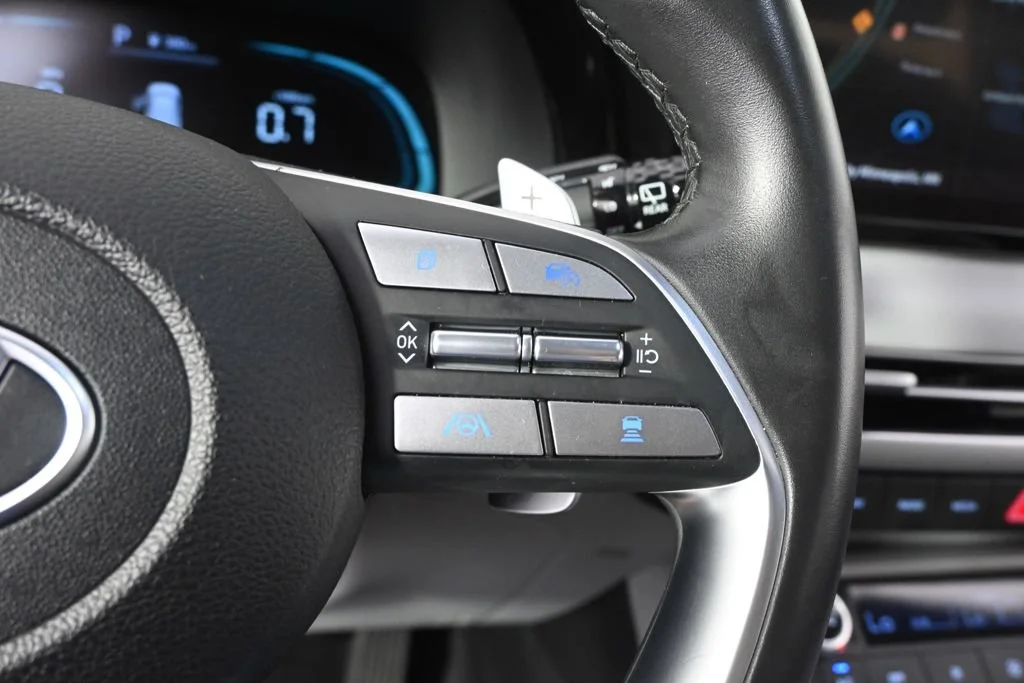 Used 2025 Black Hyundai SEL image 34