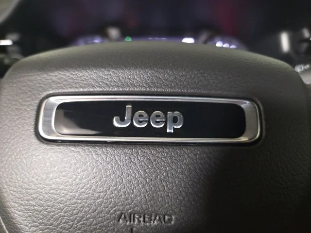 New 2026 Diamond Black Crystal Pearl-Coat Exterior Paint Jeep Latitude image 26