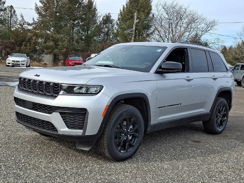 New 2026 Silver Zynith Exterior Paint Jeep Laredo Altitude image 4
