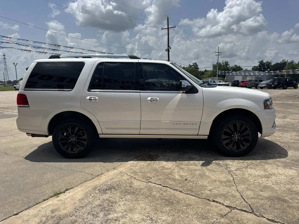 Used 2017 White Lincoln Select image 11