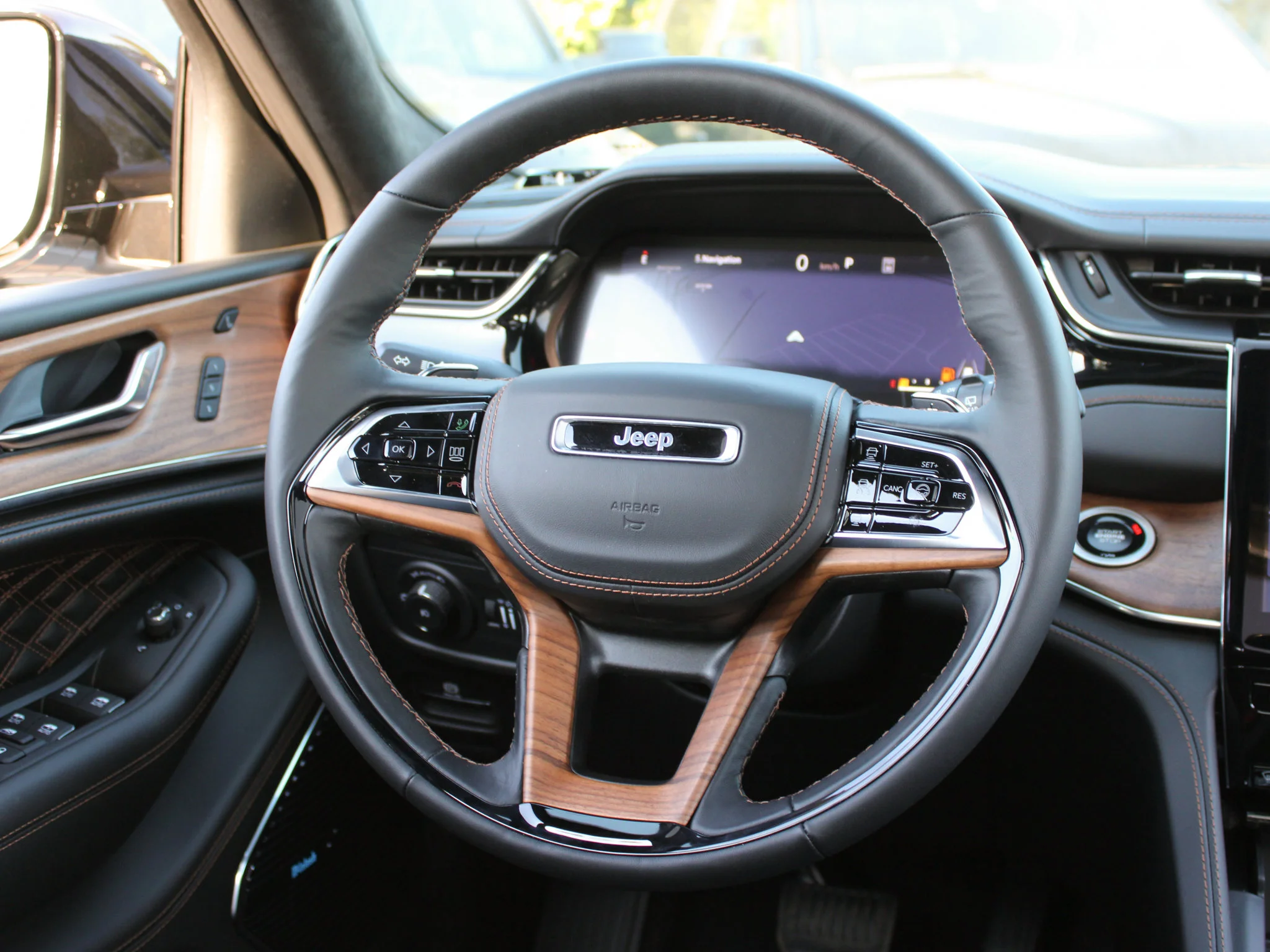 Used 2025 Silver Jeep Summit Reserve* 4x4, HUD, Night Vision, Massage Seats image 14