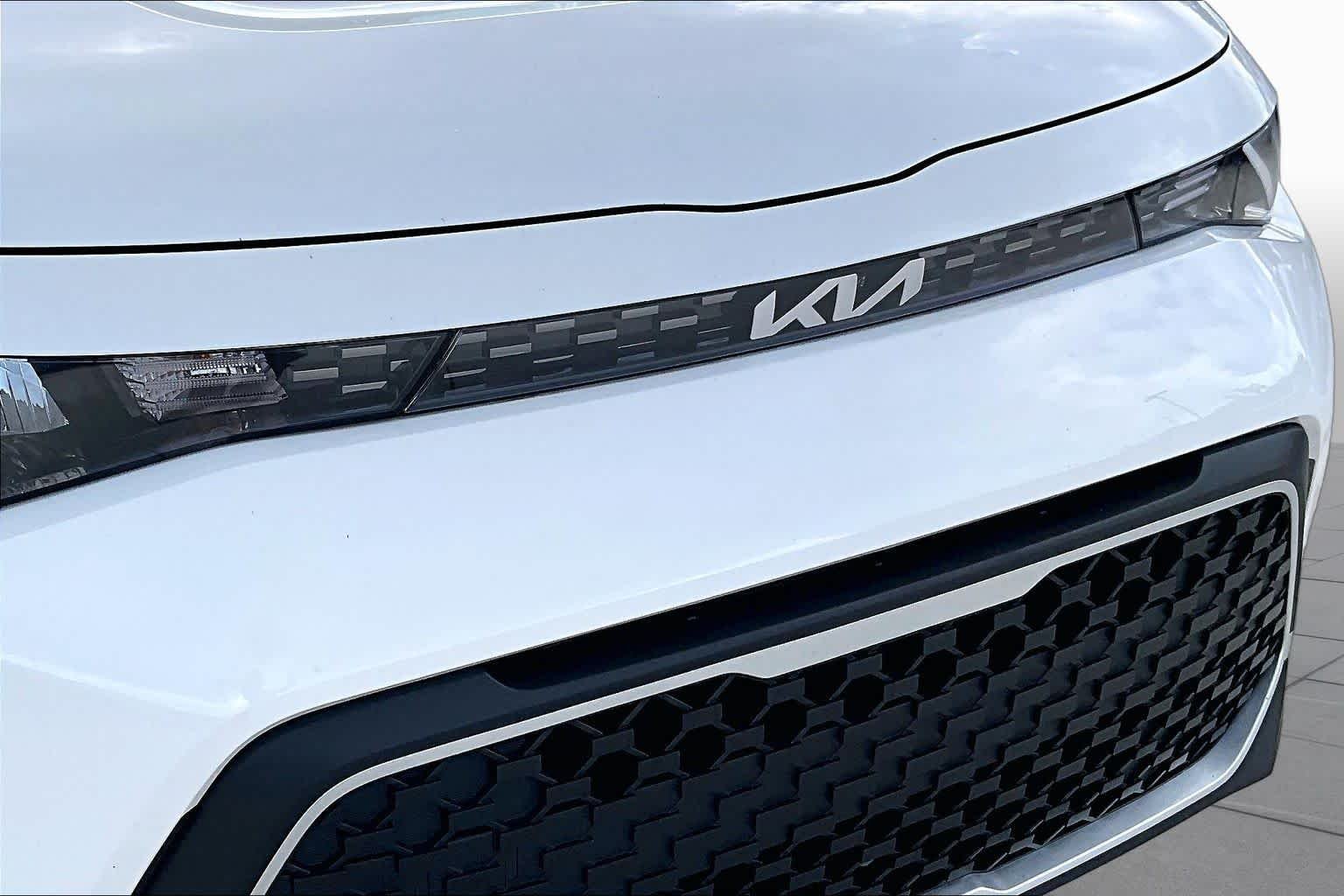 Used 2025 Clear White/Black Roof Kia S image 22