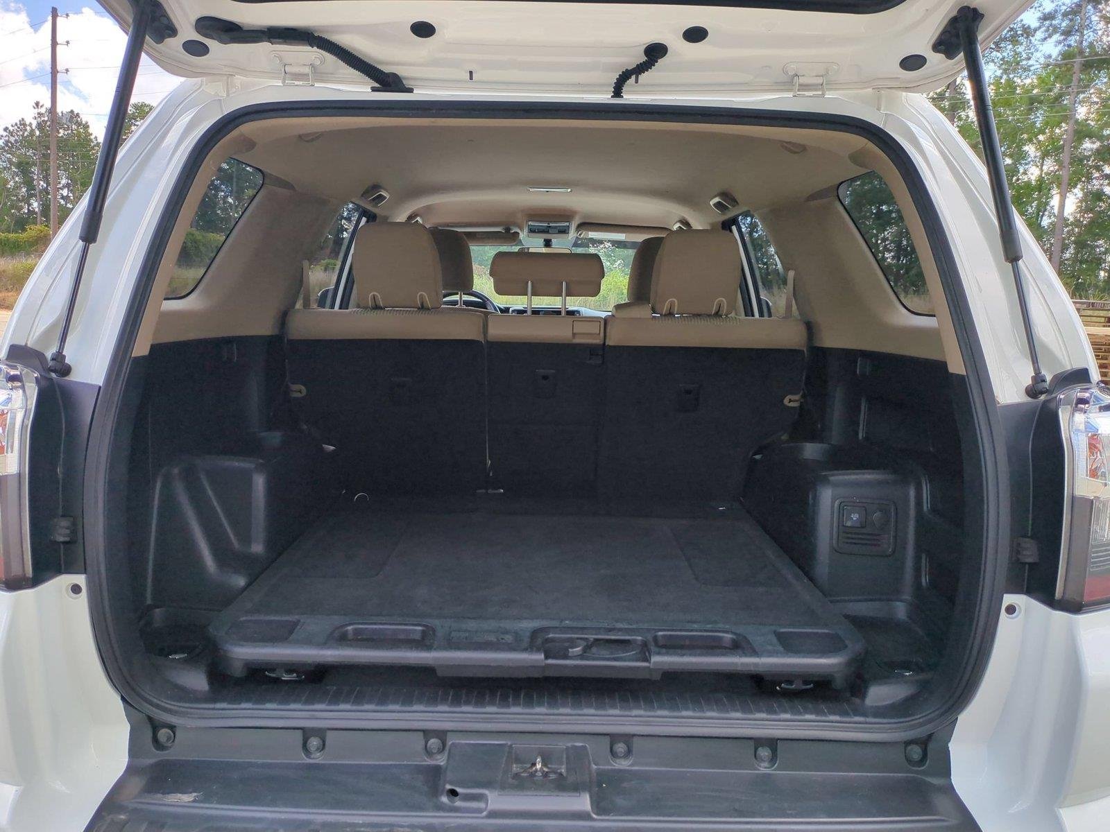 Used 2017 Super White Toyota SR5 image 31
