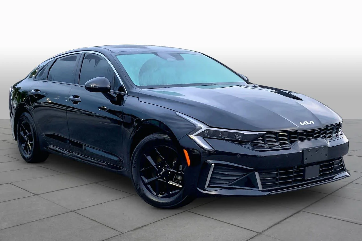 Used 2025 Aurora Black Pearl Kia LXS image 3