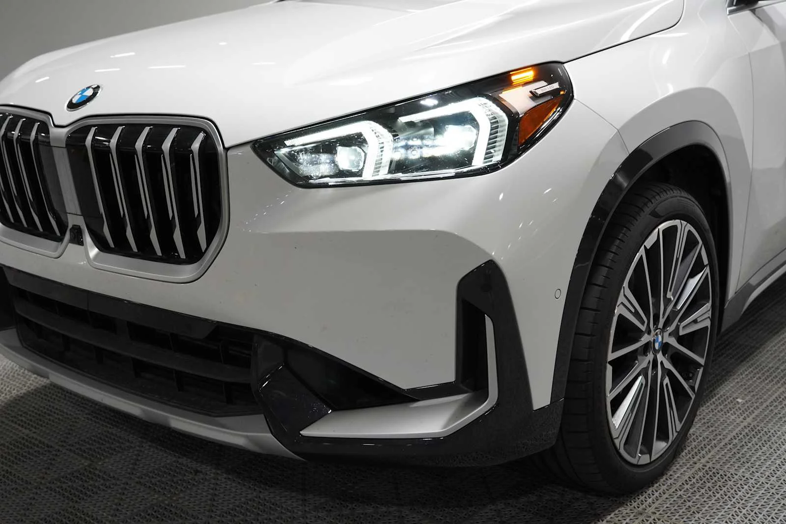 Certified Used 2025 Mineral White Metallic BMW xDrive28i image 6