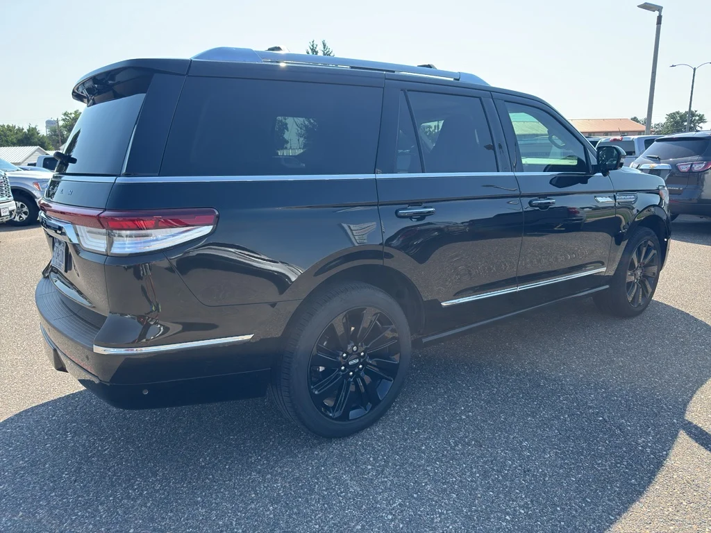 Used 2024 Infinite Black Metallic Clearcoat Lincoln Reserve image 6