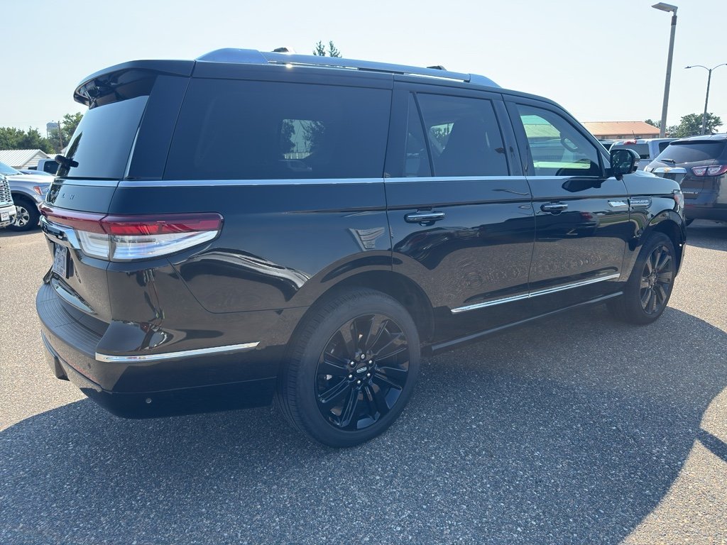 Used 2024 Infinite Black Metallic Clearcoat Lincoln Reserve image 6