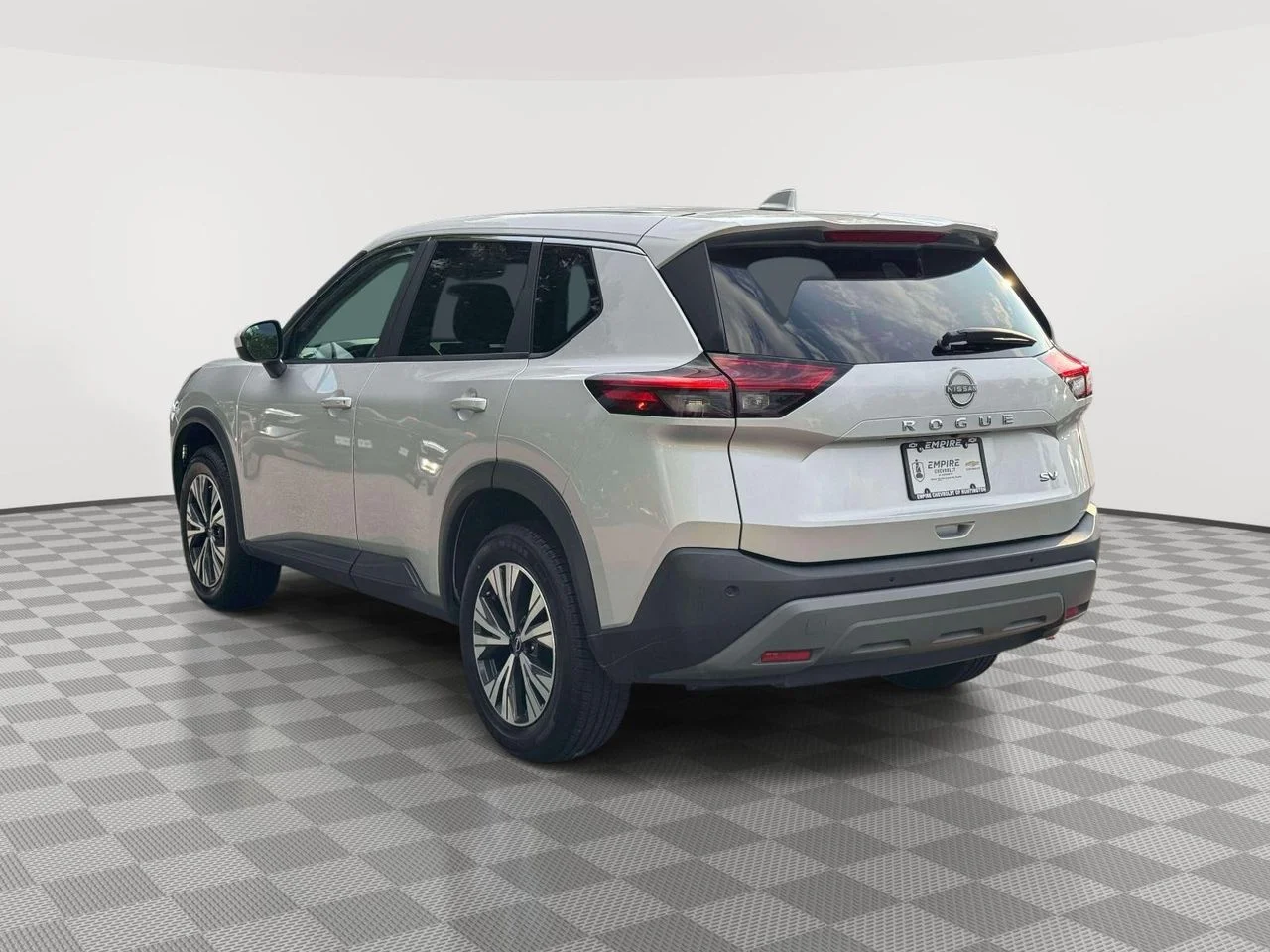 Used 2023 Brilliant Silver Metallic Nissan SV FWD image 5