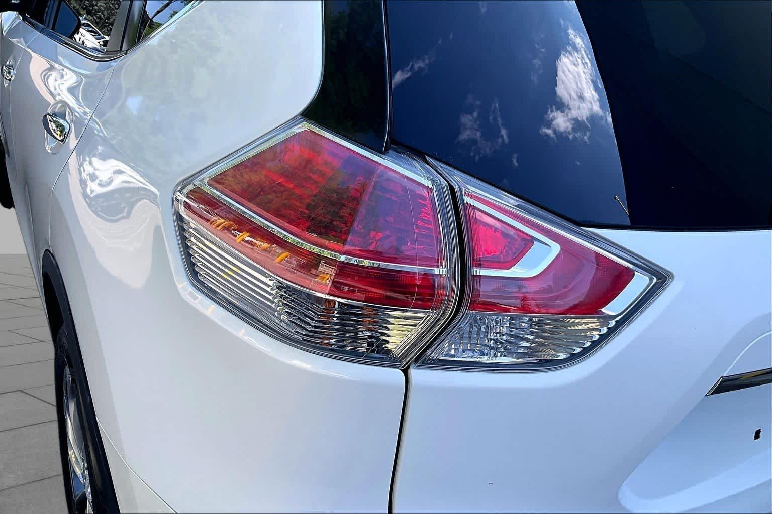 Used 2014 Moonlight White Nissan SL image 27