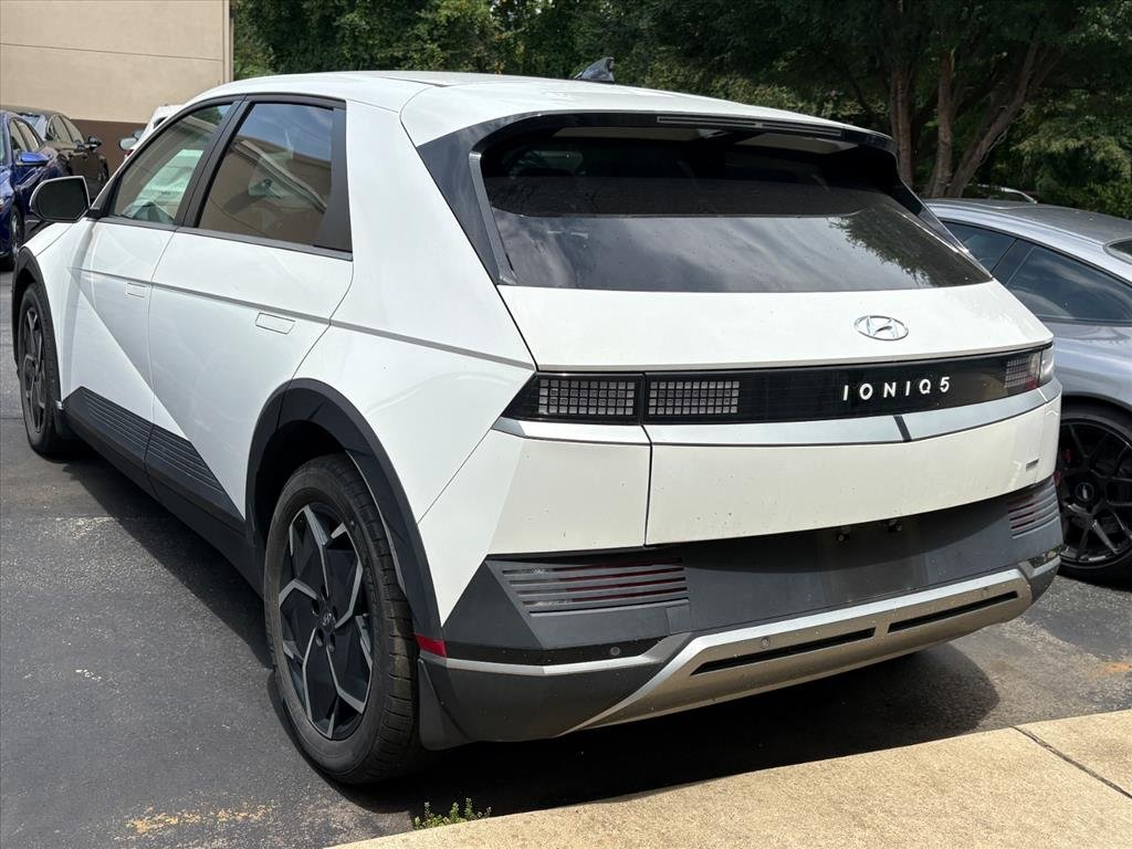 Certified Used 2023 Atlas White Hyundai SE image 3