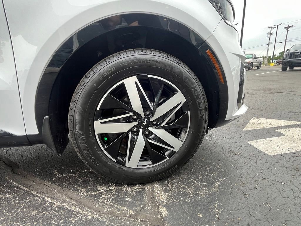 Used 2022 White Kia S image 14