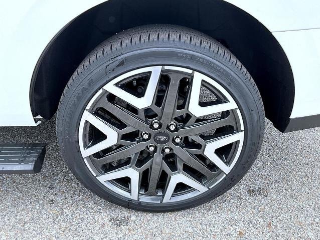 New 2027 Star White Metallic Tri-Coat Ford Platinum image 59