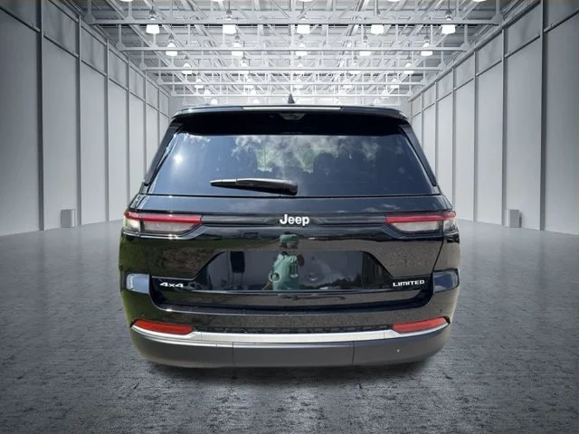 New 2026 Diamond Black Crystal Pearl-Coat Exterior Paint Jeep Limited image 4