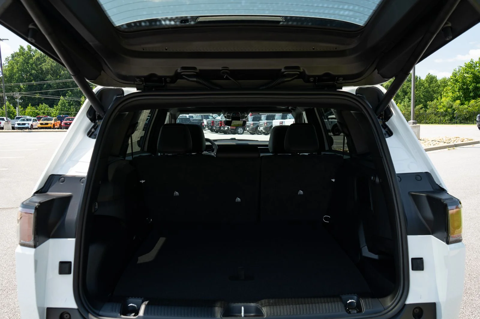 New 2026 Bright White Clear-Coat Exterior Paint Jeep  image 9