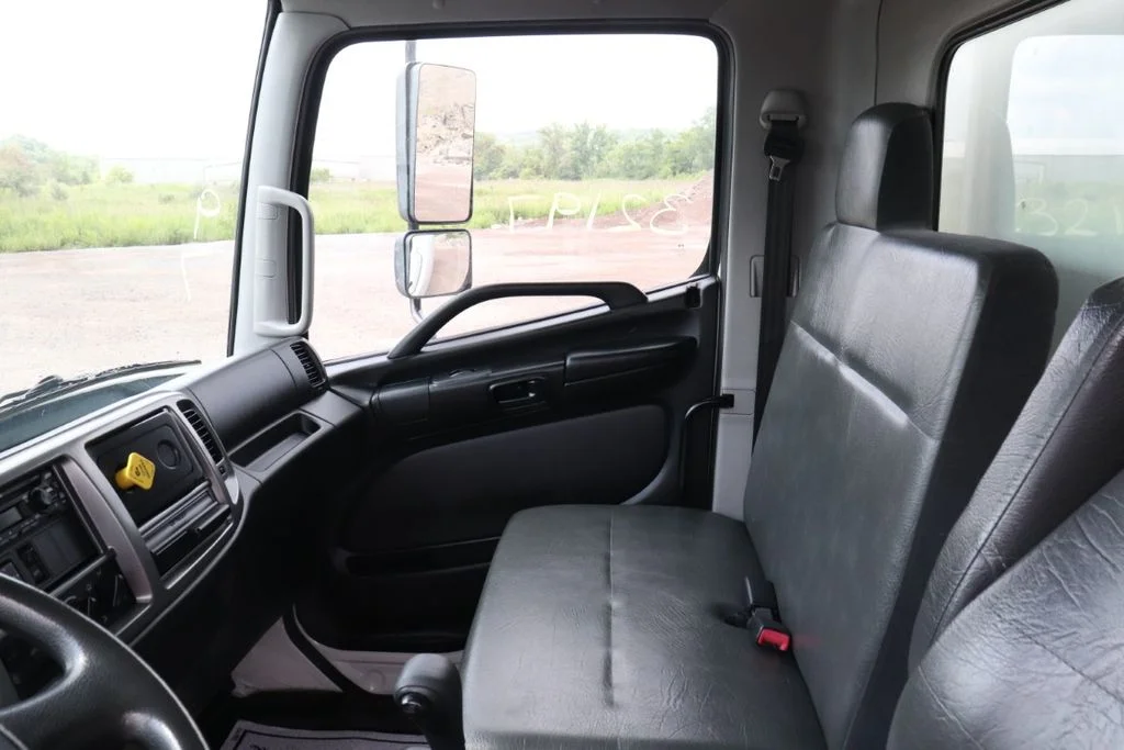 Used 2020  Hino 268 image 13