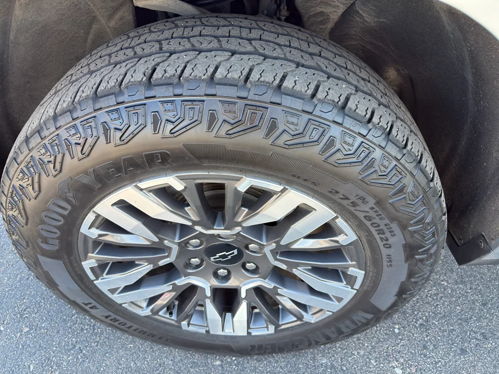 Used 2025 Gray Chevrolet Z71 image 35