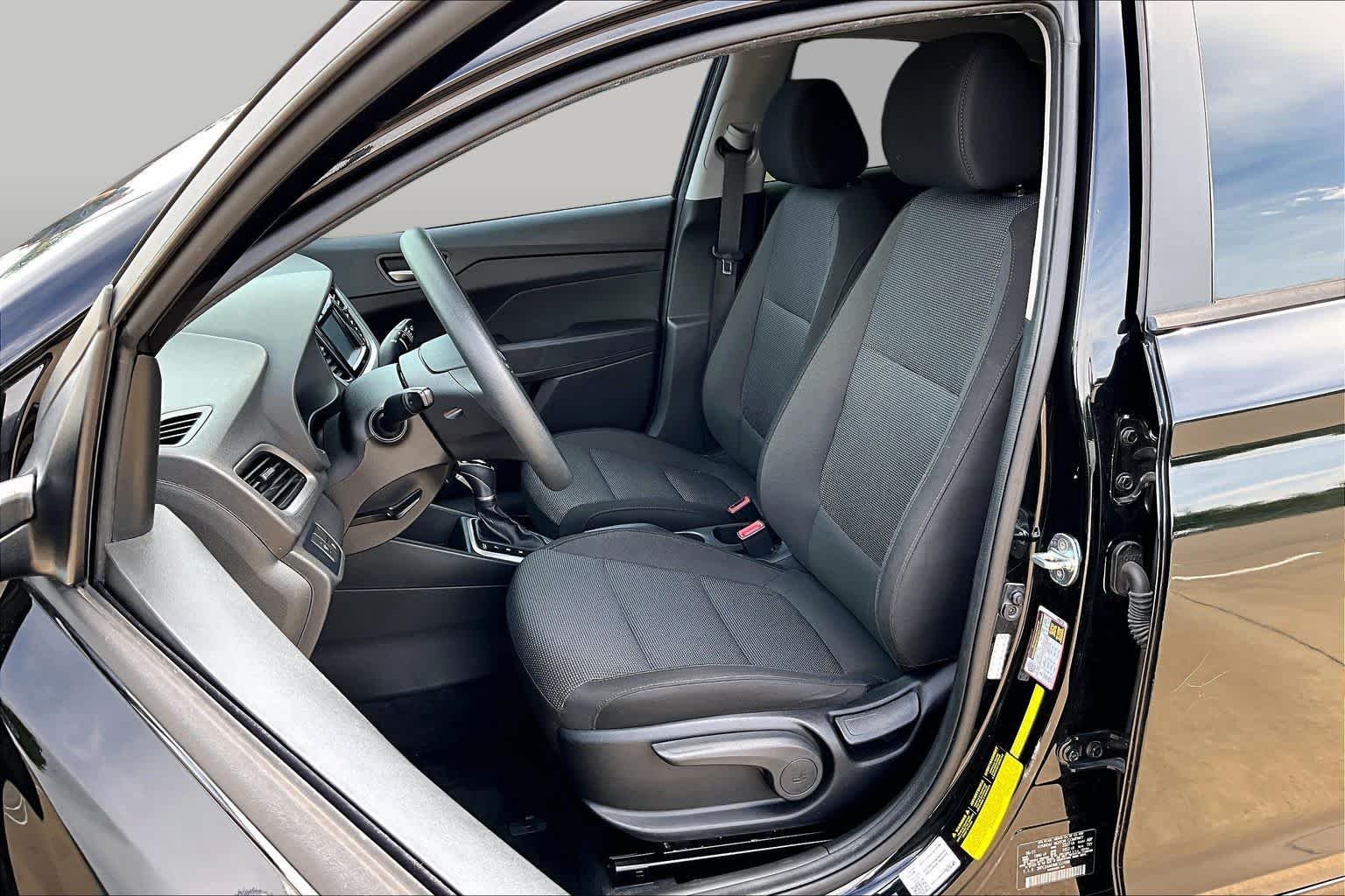 Used 2021 Absolute Black Hyundai SE image 8
