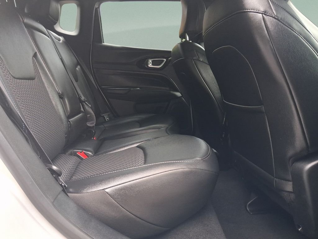 Used 2025 Silver Jeep Latitude image 29