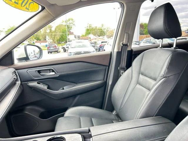 Used 2021 White Nissan SL image 32