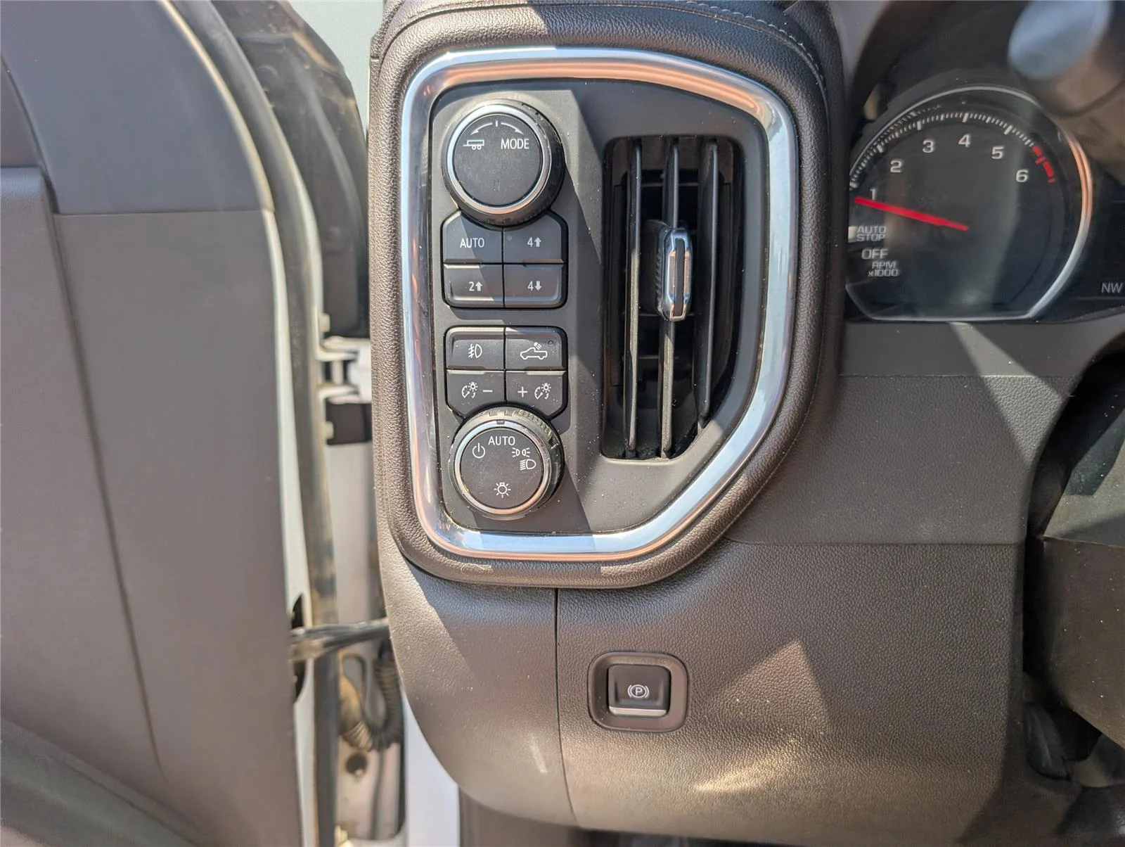 Used 2022 Iridescent Pearl Tricoat Chevrolet RST image 23