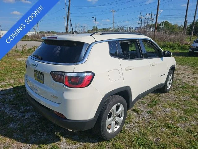 Used 2017 White Jeep Latitude image 3