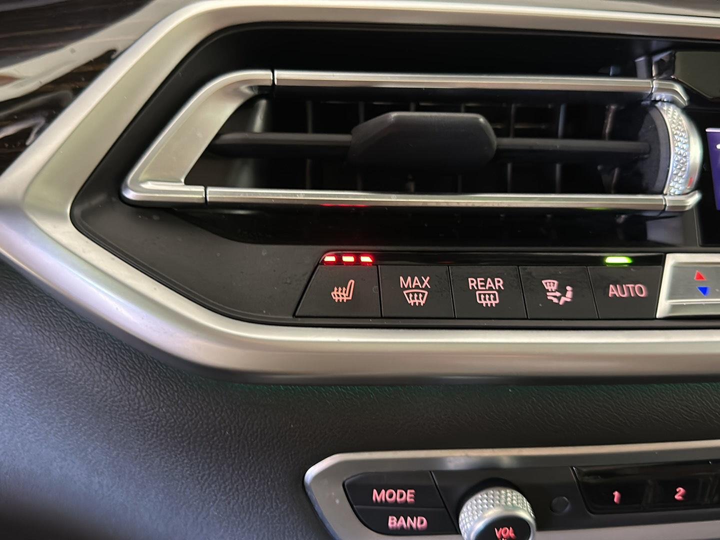Used 2020 Arctic Gray Metallic BMW xDrive40i image 13