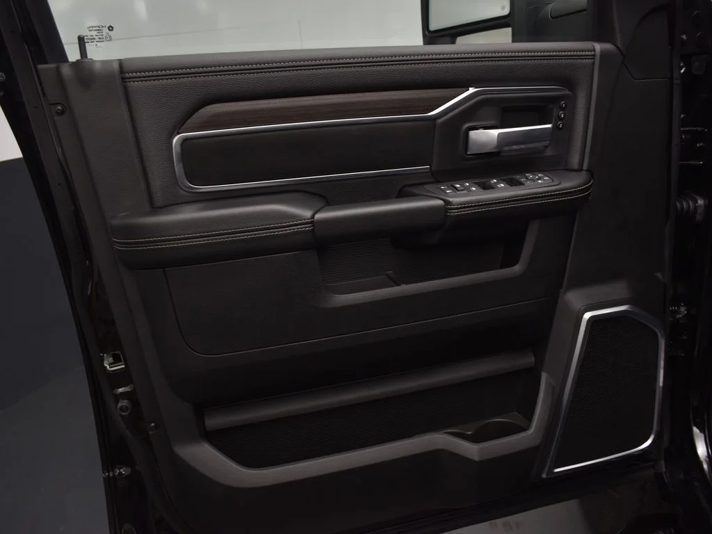 New 2026 Diamond Black Crystal Pearl-Coat Exterior Paint RAM Laramie image 20