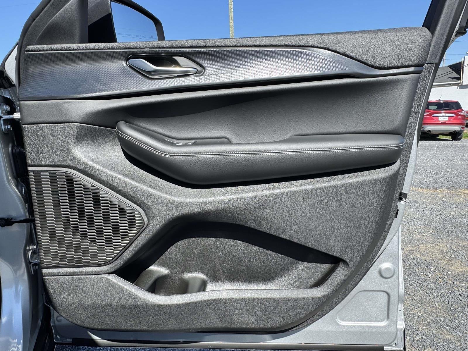 New 2025 Silver Zynith Exterior Paint Jeep Laredo X image 13