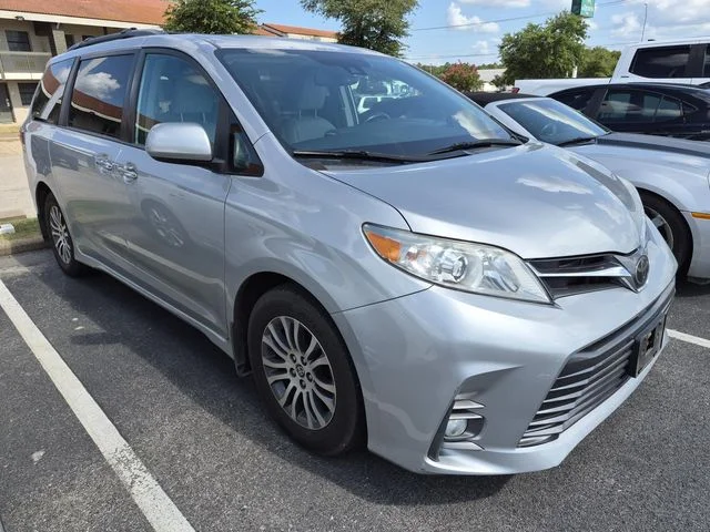 2020 Toyota Sienna XLE V6 8-Passenger FWD's photo
