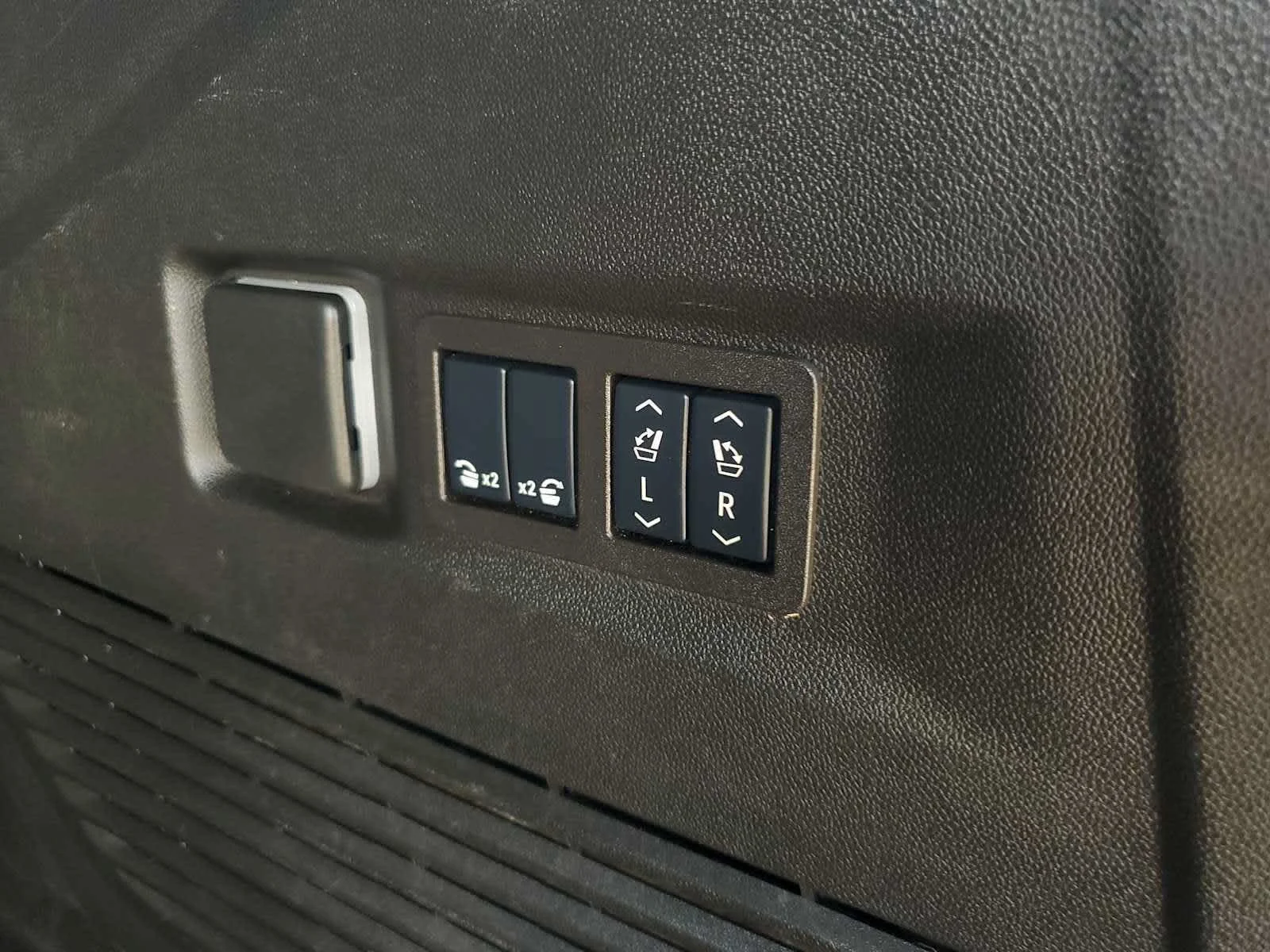 Used 2025 Lakeshore Blue Metallic Chevrolet Premier image 7