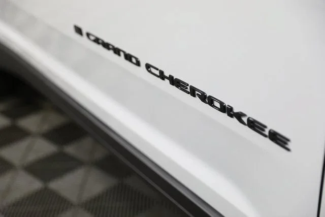 New 2025 Bright White Clear-Coat Exterior Paint Jeep Limited image 28