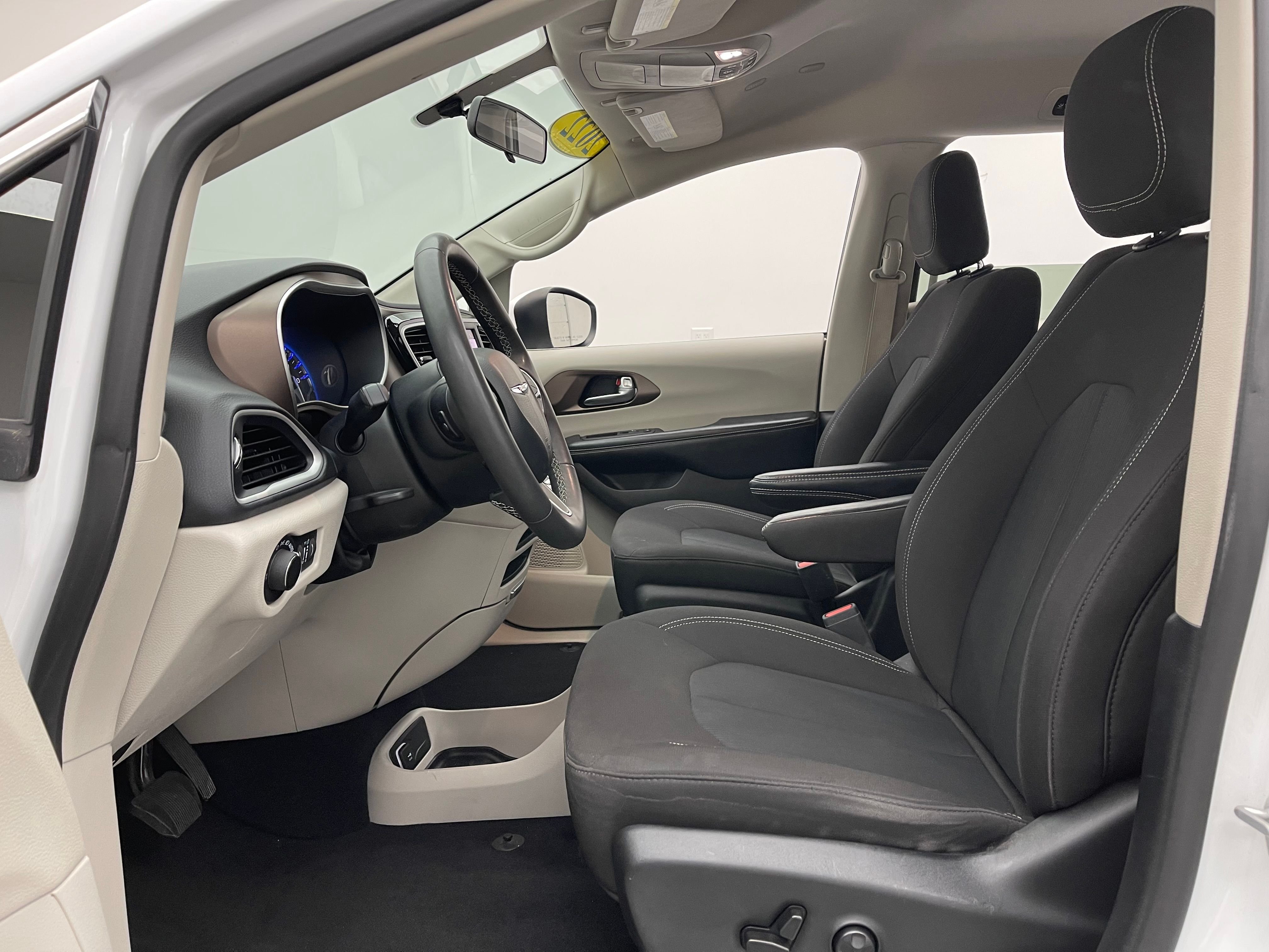 Used 2022 Bright White Clearcoat Chrysler LX image 17
