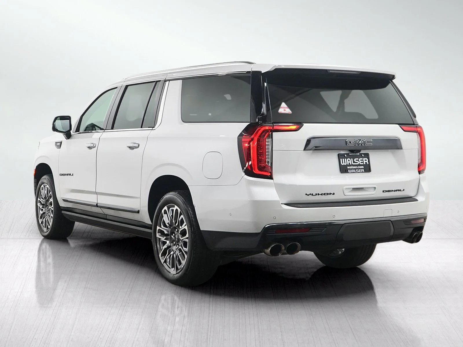 Used 2023 White Frost Tricoat GMC Denali Ultimate image 3