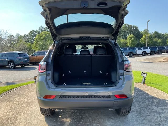 New 2026 Sting-Gray Clearcoat Jeep Latitude image 27