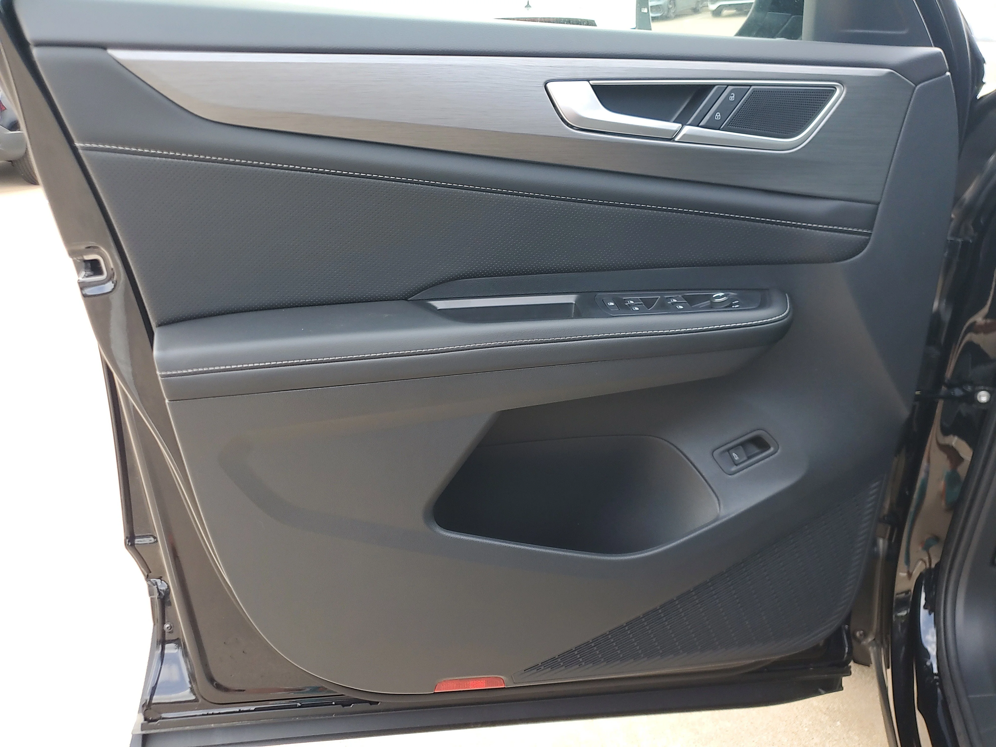 New 2026 Black Volkswagen 2.0T SE w/Technology image 17