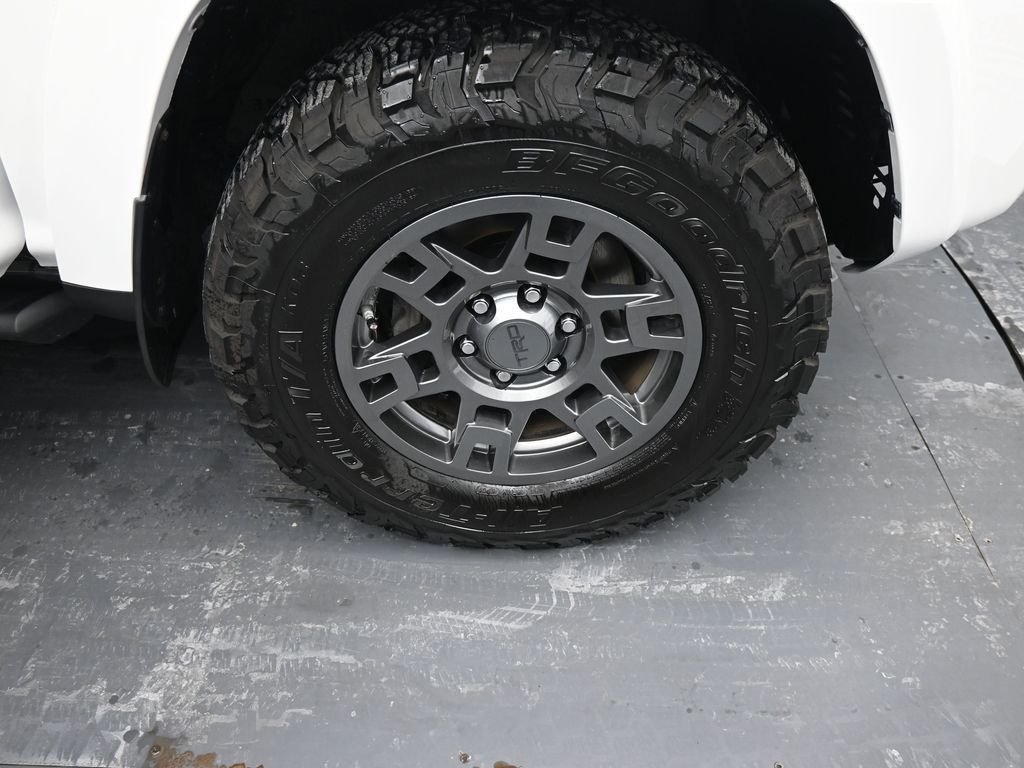 Used 2020 White Toyota Venture image 12
