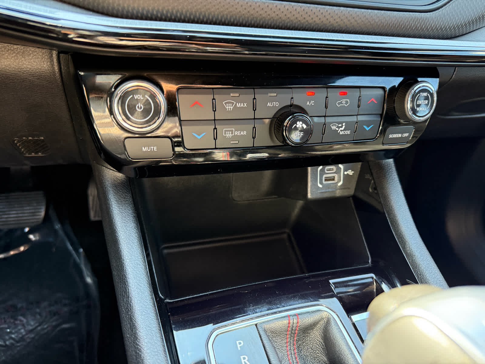 Used 2024 Diamond Black Crystal Pearlcoat Jeep Trailhawk image 20
