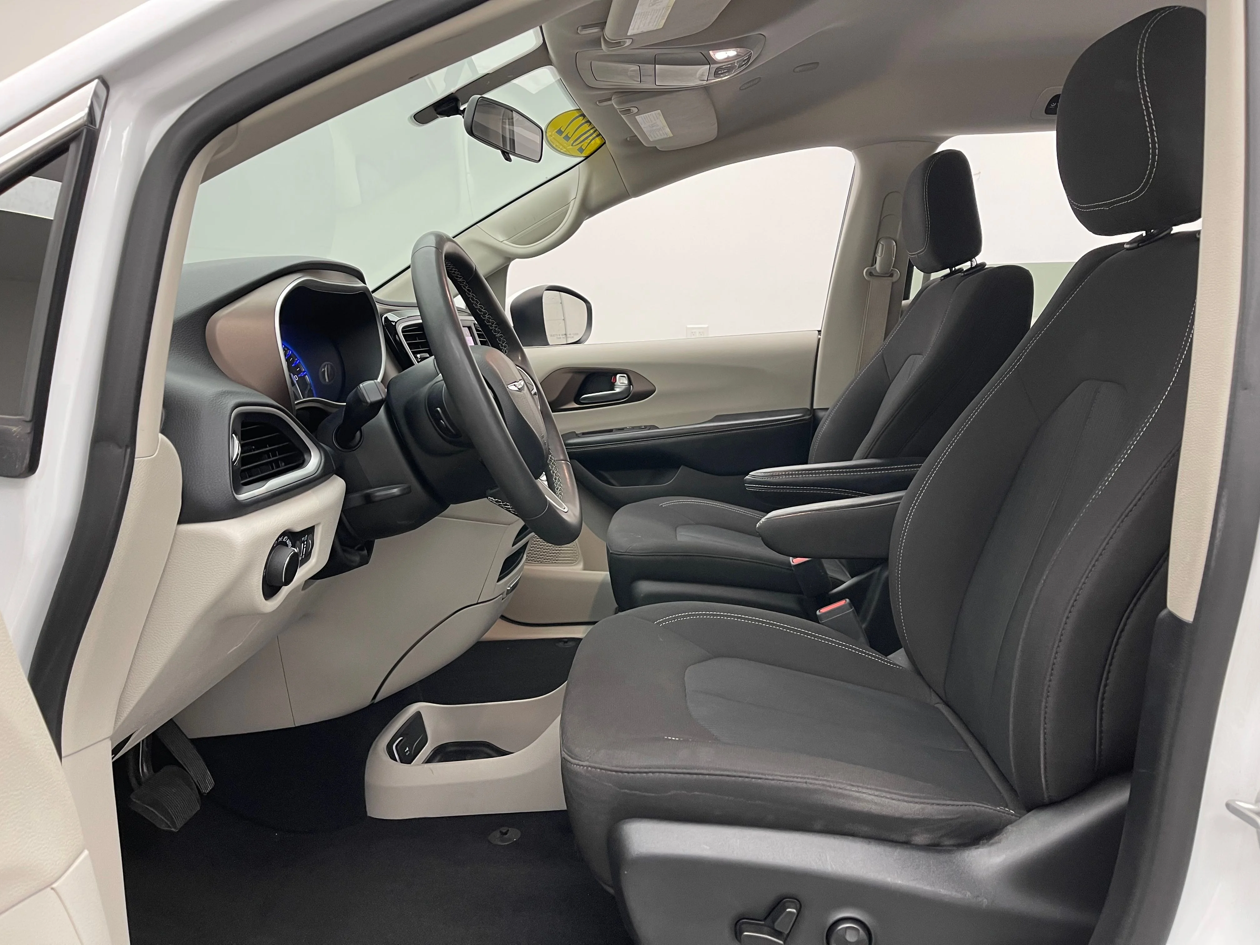 Used 2022 Bright White Clearcoat Chrysler LX image 17