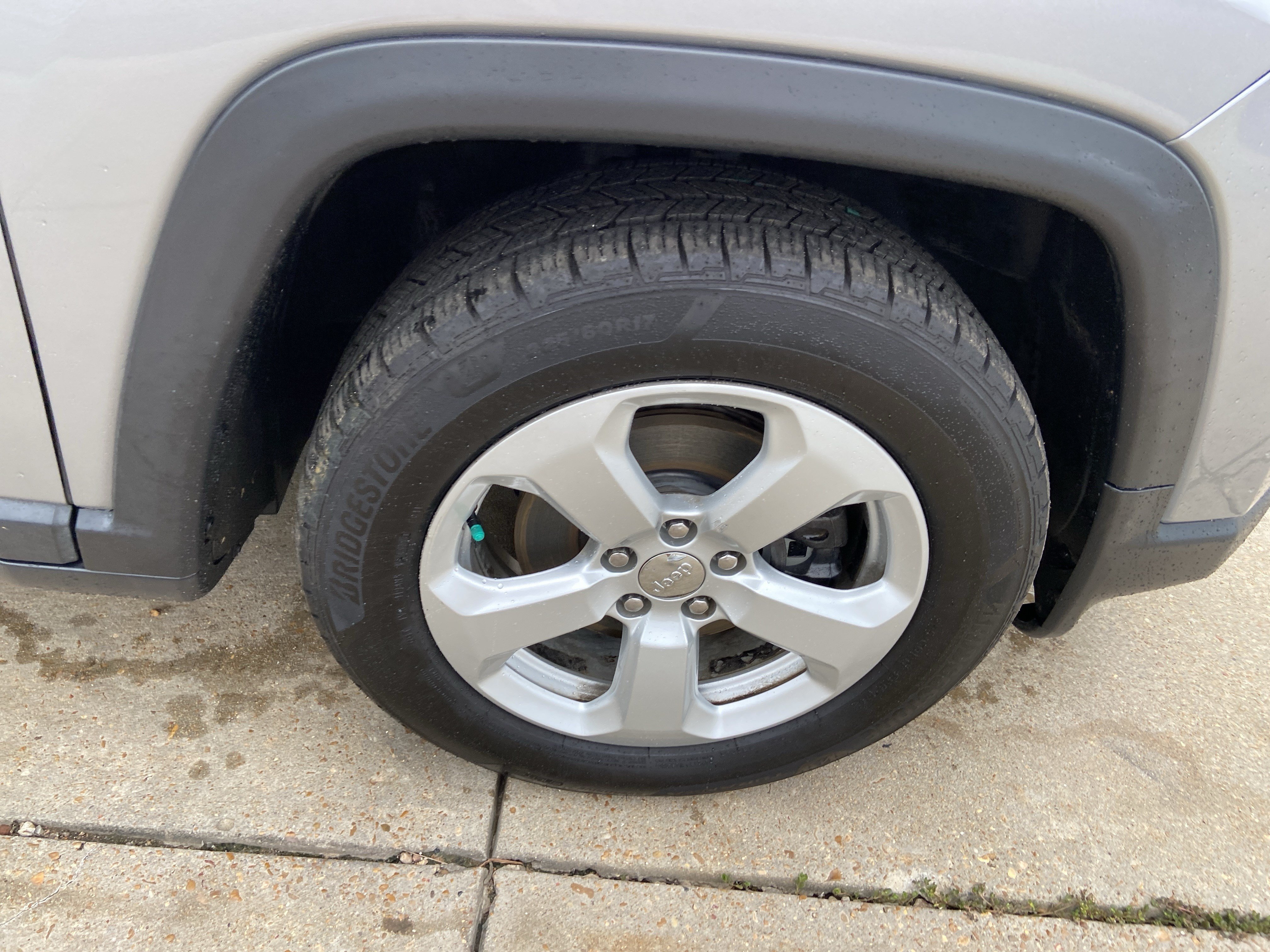 Used 2019 Billet Silver Metallic Clearcoat Jeep Latitude image 35