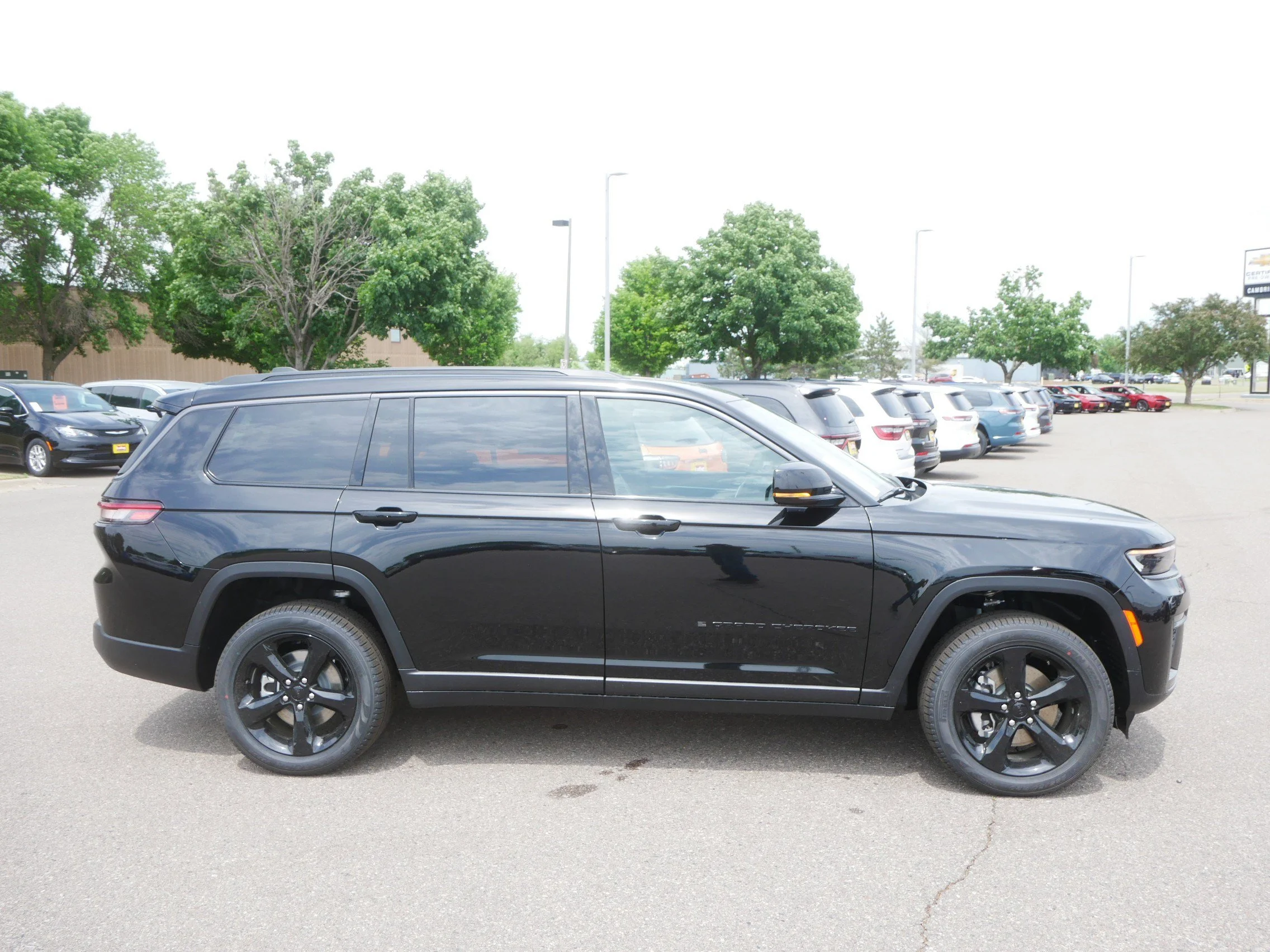 New 2026 Diamond Black Crystal Pearl-Coat Exterior Paint Jeep Limited image 2