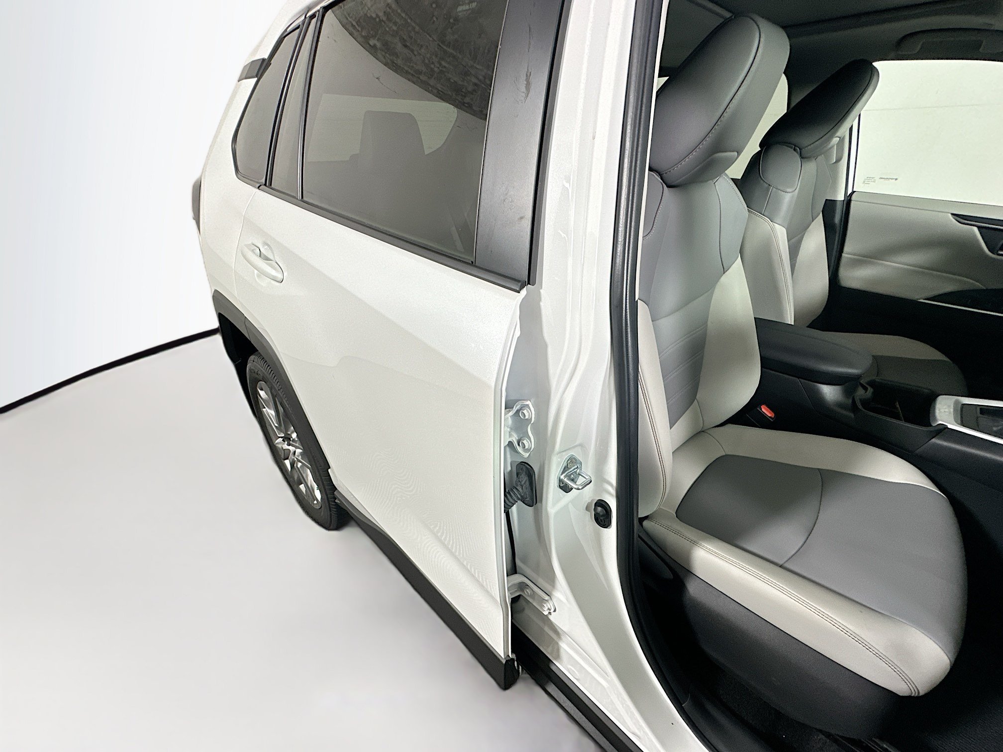 Used 2024 Pearl Toyota XLE Premium image 28