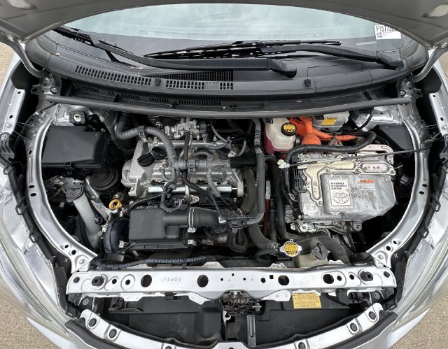 Used 2015 Silver Toyota Three image 28