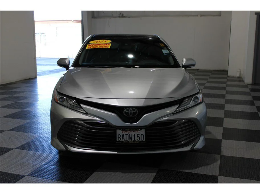 Used 2018 Silver Toyota XLE Sedan 4D image 2
