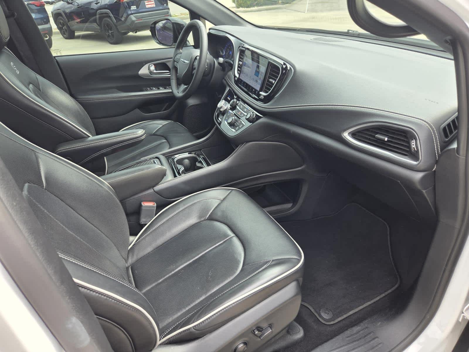 Used 2025 Bright White Clearcoat Chrysler Limited image 9