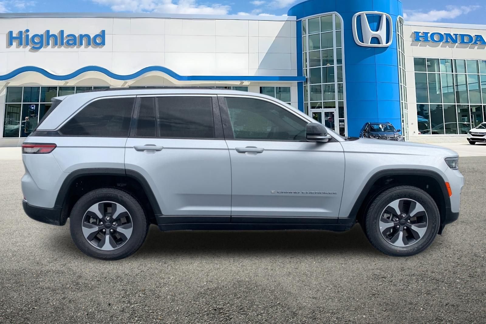 Used 2024 Silver Jeep 4xe image 6