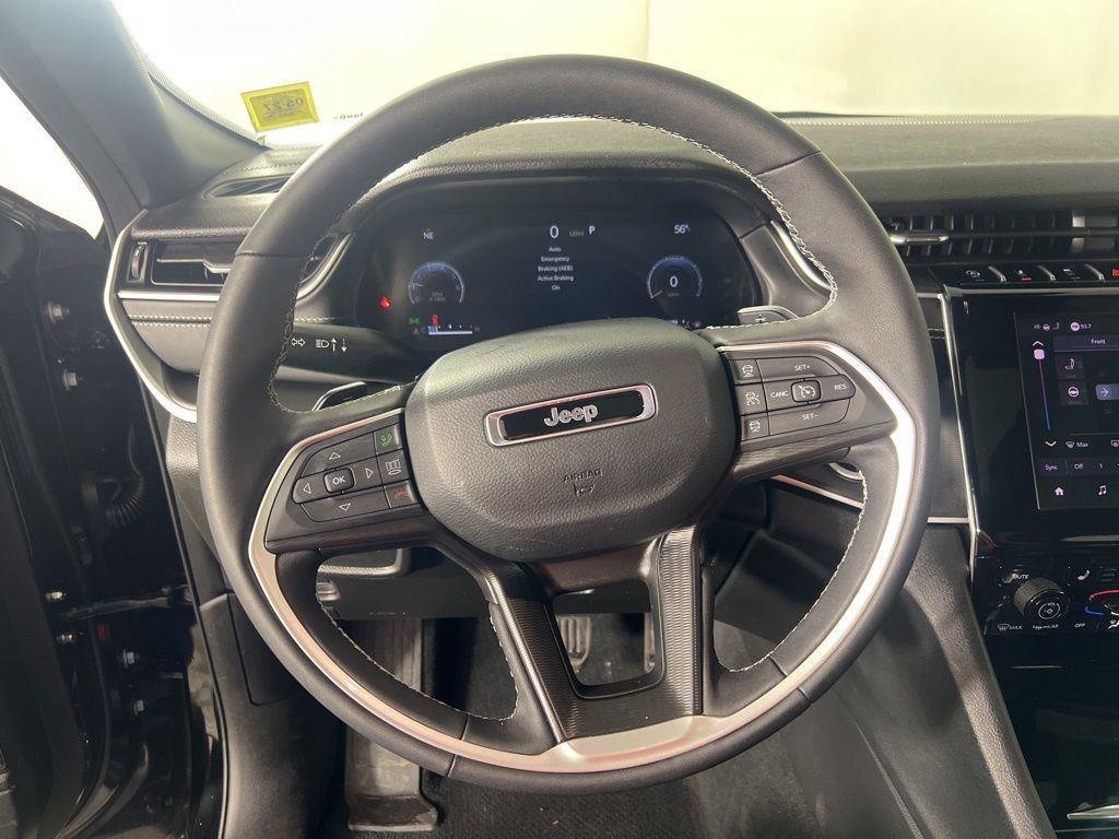 Used 2025 Diamond Black Crystal Pearlcoat Jeep Laredo image 14