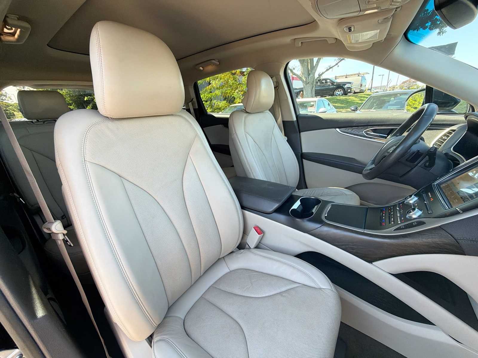 Used 2018 Black Velvet Lincoln Reserve image 17