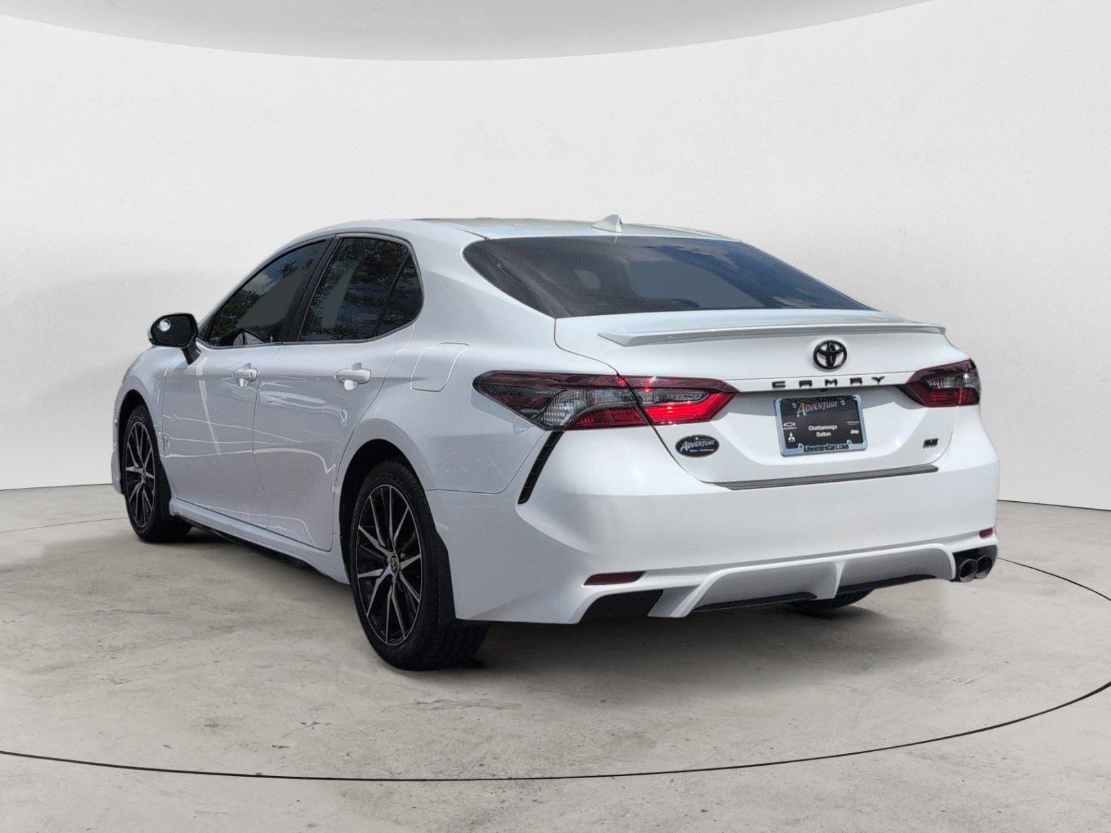 Used 2024 Ice Toyota SE image 5